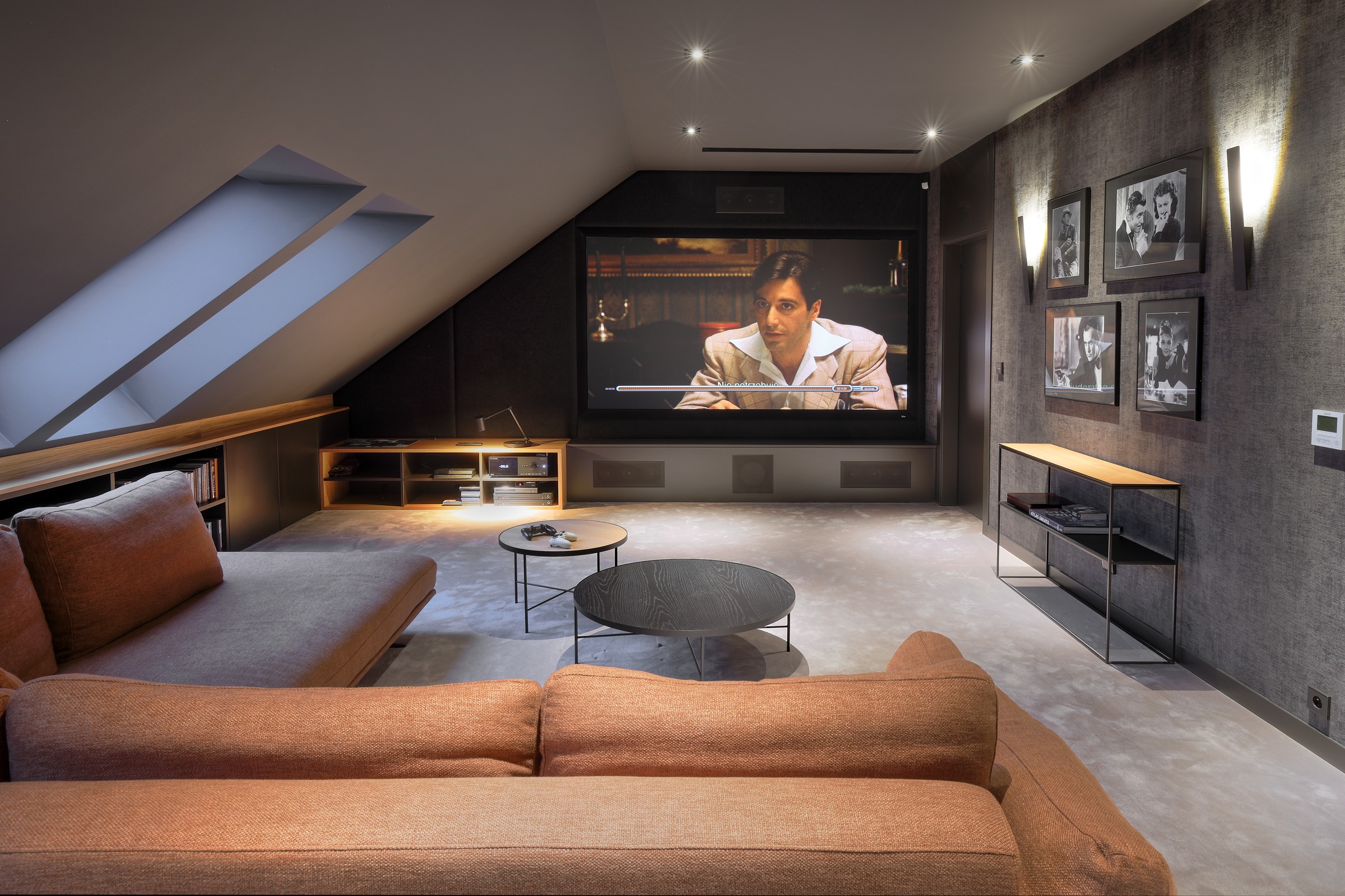 Apartament Żoliborz — kino domowe i multiroom